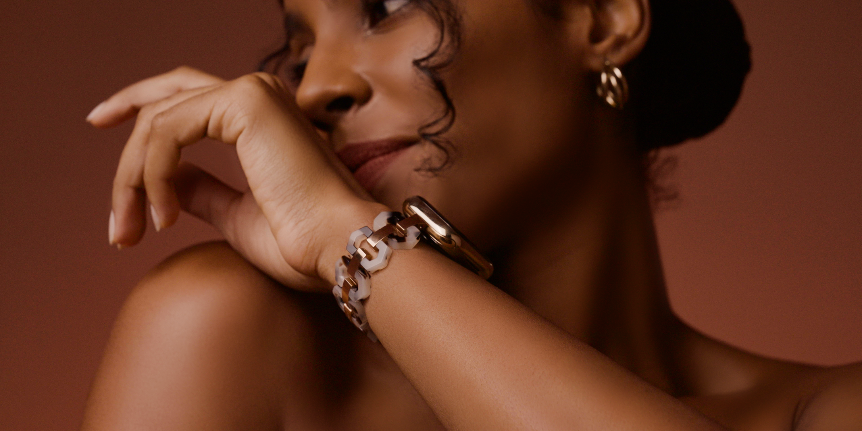 From Tech to Timeless: The Jewelry-Inspired Apple Watch Transformation