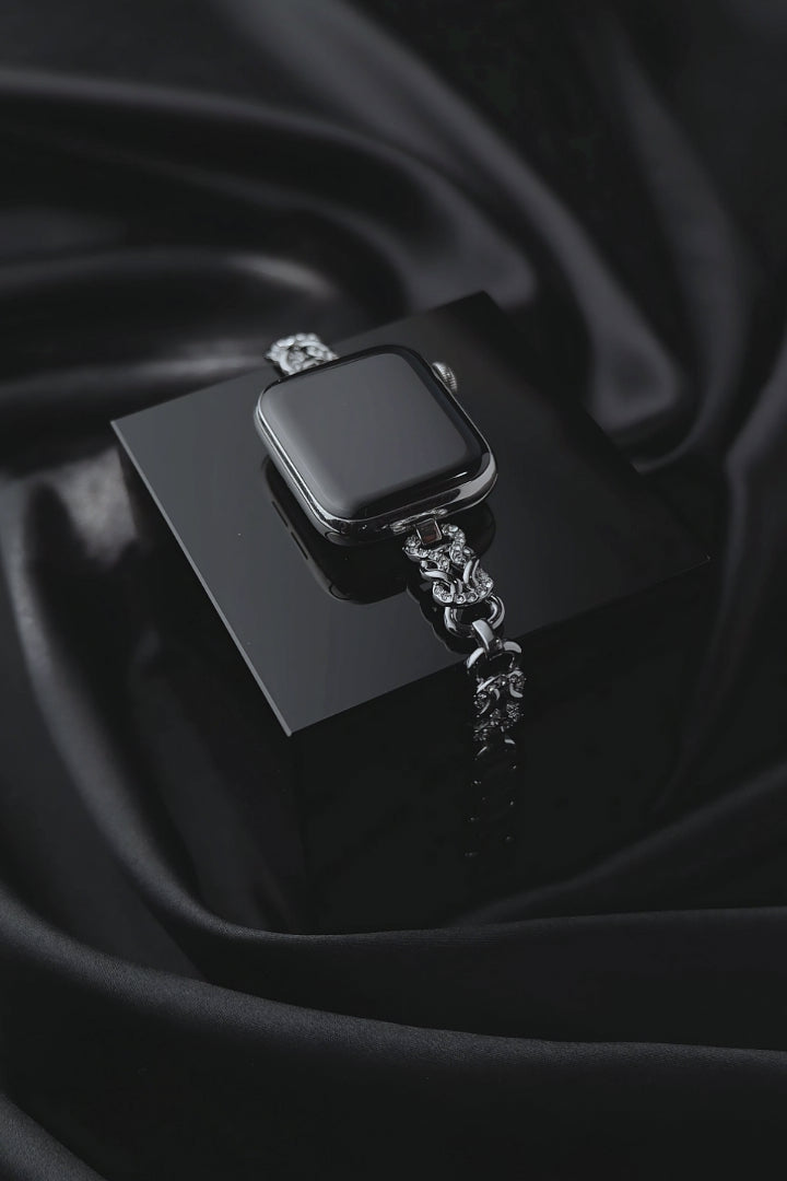 Model wearing the LUXIMAL Pavé Chain for Apple Watch in gold and silver, styled like a jewelry bracelet for an elegant everyday look.