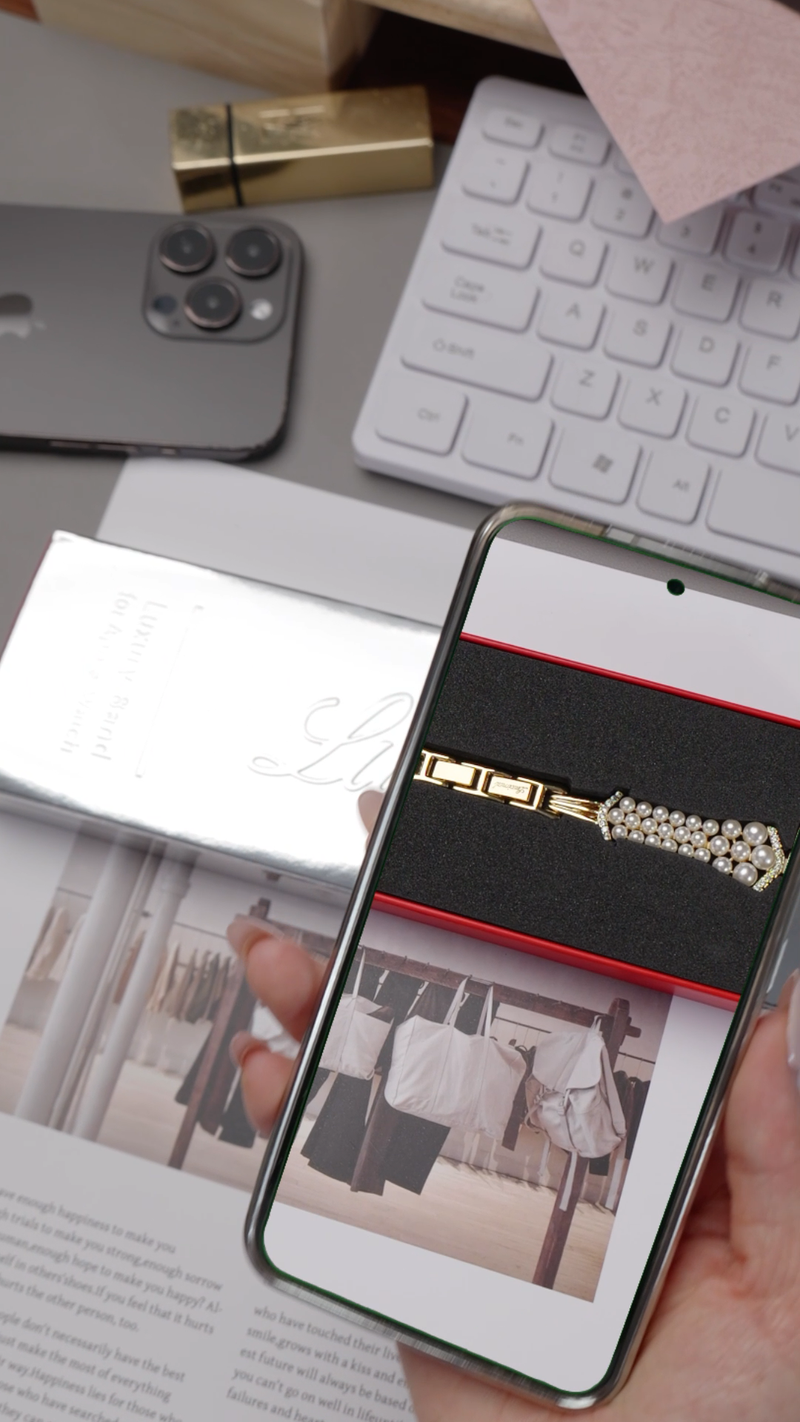 here is un unboxing video for the perl apple watch band